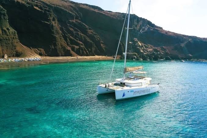 Sail around the Caldera In Santorini 