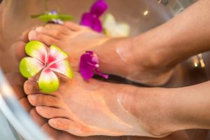 WOMEN HEALTHY FEET TIPS
